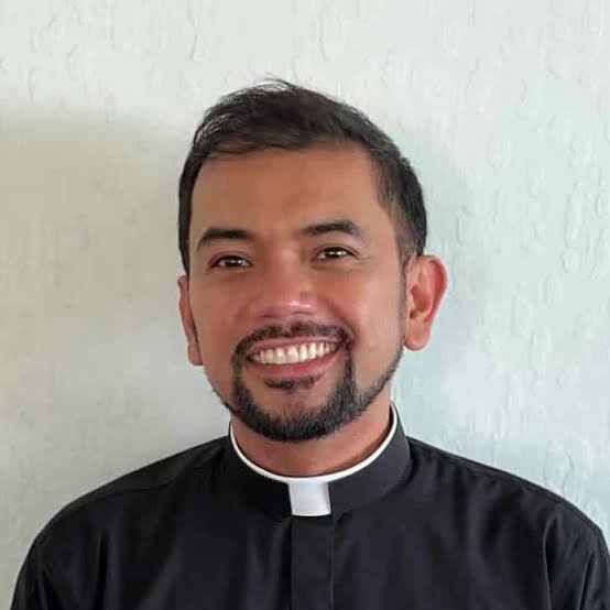 오클랜드 교구 그리스도 빛의 대성당(Cathedral of Christ the Light) 주임(Rector)인 에릭 빌라 신부(Rev. Fr. Erick Villa)