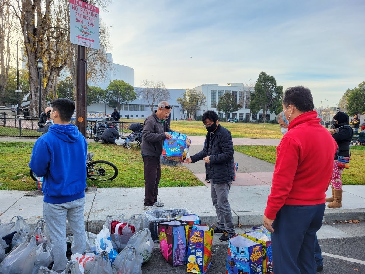 12월 년말 불우 이웃 돕기 - 노숙자들에게 선물전달 - 빈첸시오회
