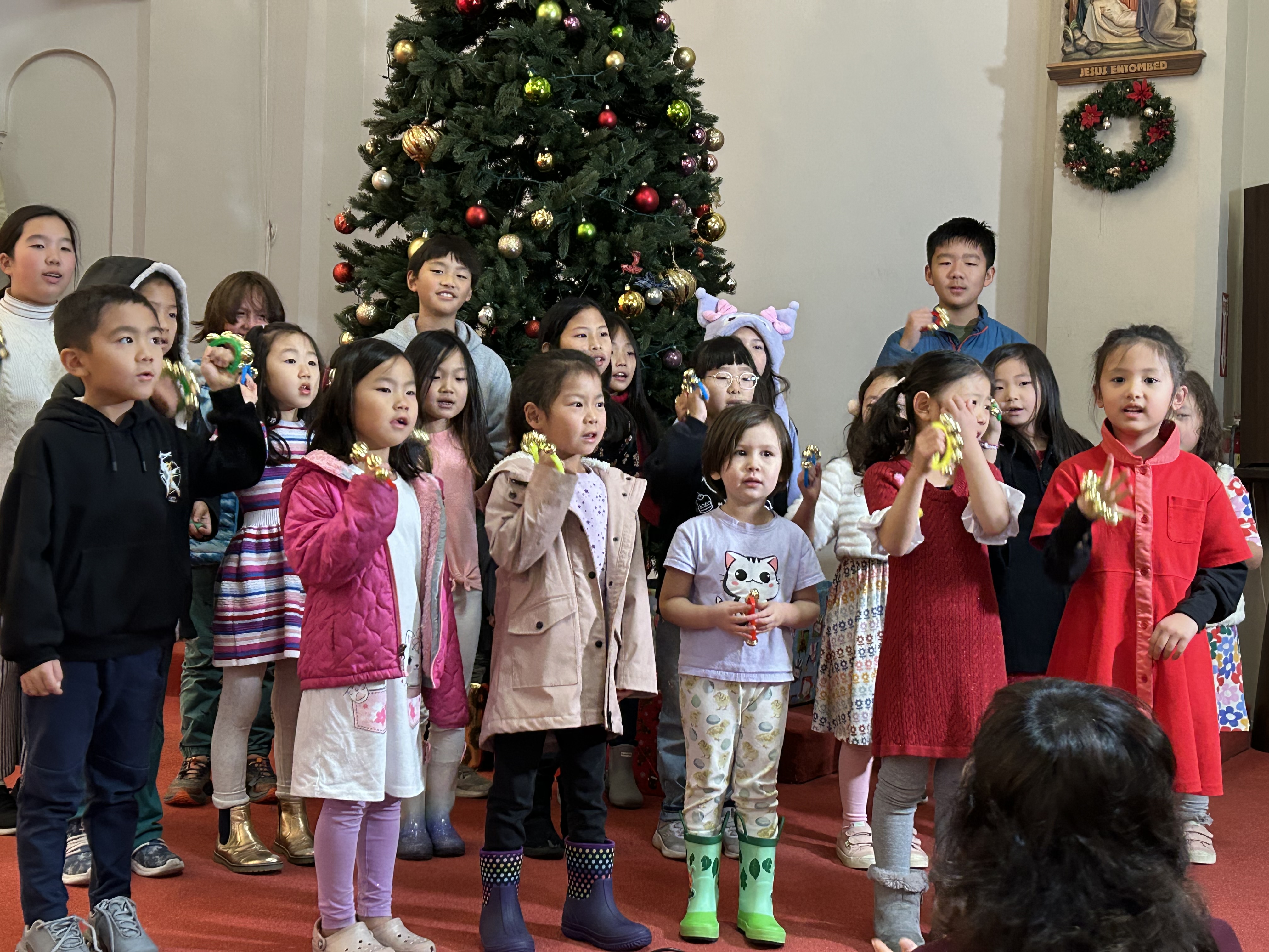 한국학교 학예회 발표 2024. 12. 14 (11시 토요일 미사중) 한국학교 교감(함주성 야고보) : 한국하교 발전을 위하여 많은 분이 관심과 사랑의 마음으로 한국 학교를 생각해 주시면 감사하겠습니다. 