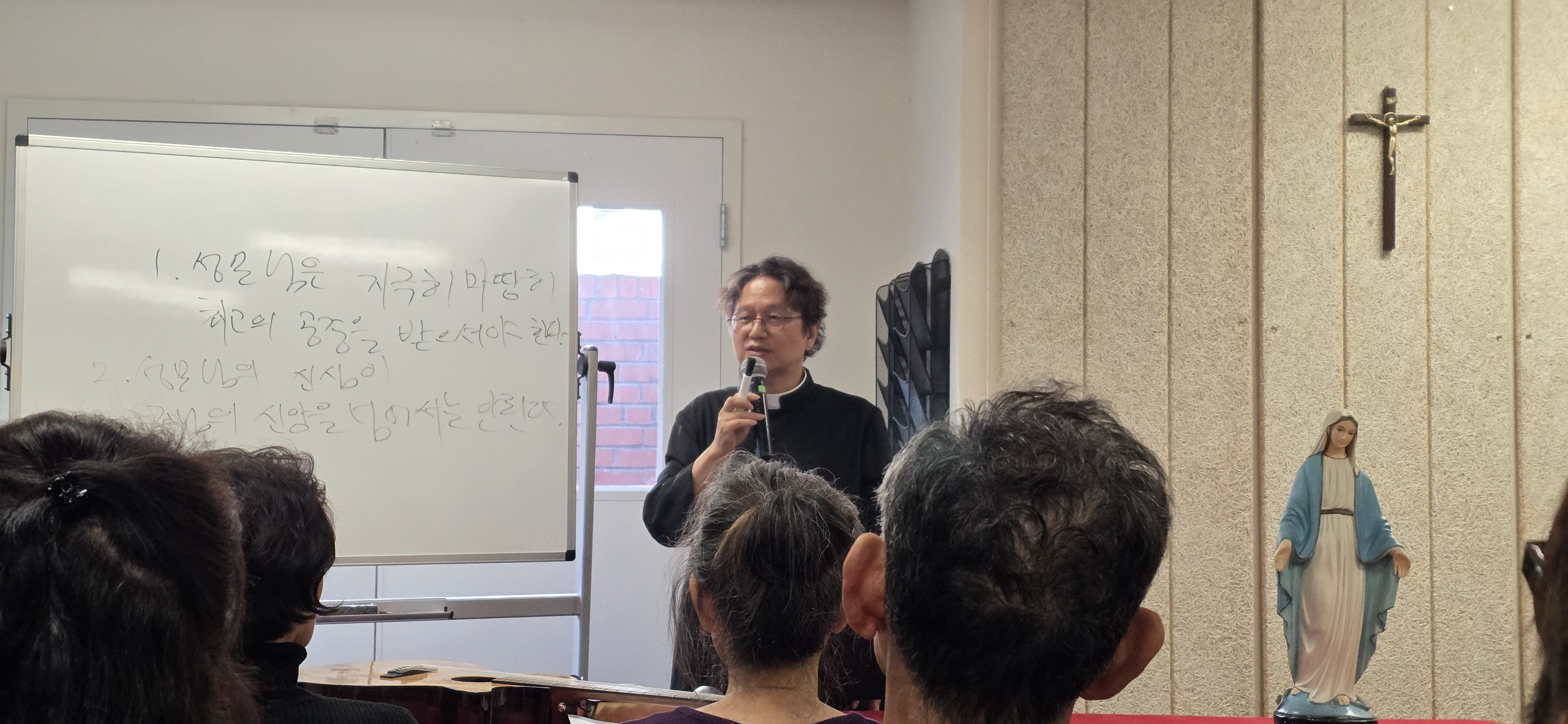 김학배 안젤로 주임신부님 강론 요약 제목: 성모님과 함께 걷는 믿음의 길 성모 신심의 두 가지 대전제